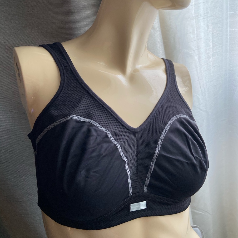36E US / 36DD UK wonderbra sports bra in black with grey details w5126